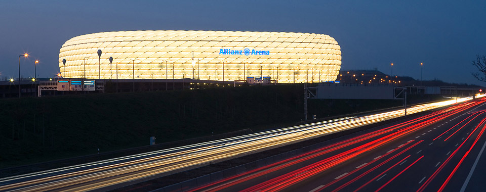 Allianz Arena bei Nacht, photographiert von Mark Zanzig